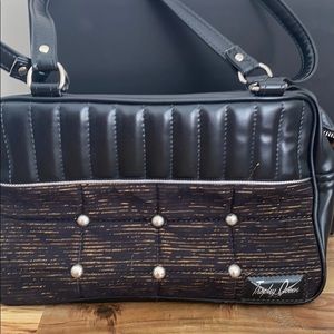 Trophy Queen bag with leopard inside